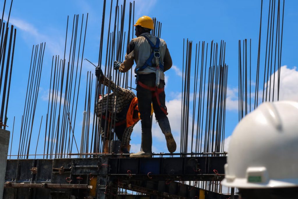 lavoratori migranti in un cantiere edile